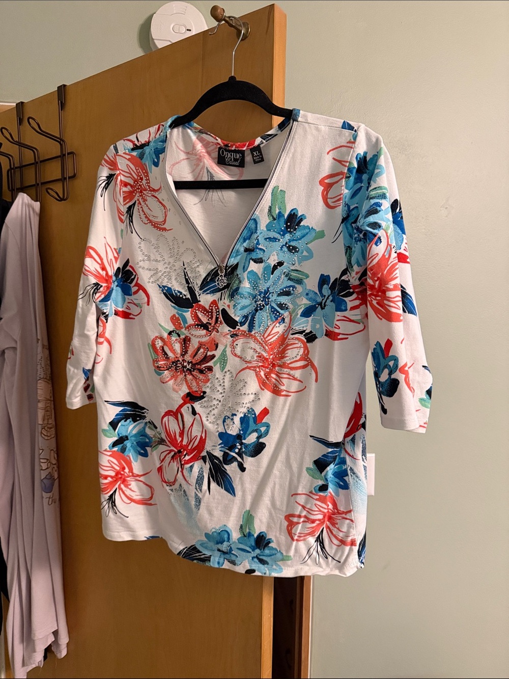 Onque Casuals White Floral V-Neck Tunic & jacket w/ Blue and Coral Flowers